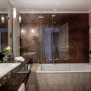 Superior King Room Lake View